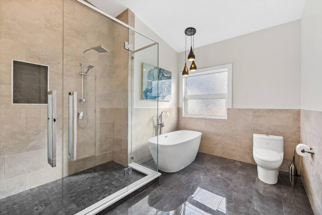 Luxurious 5 Bedroom House With Pool & Sauna West Kelowna Exterior foto