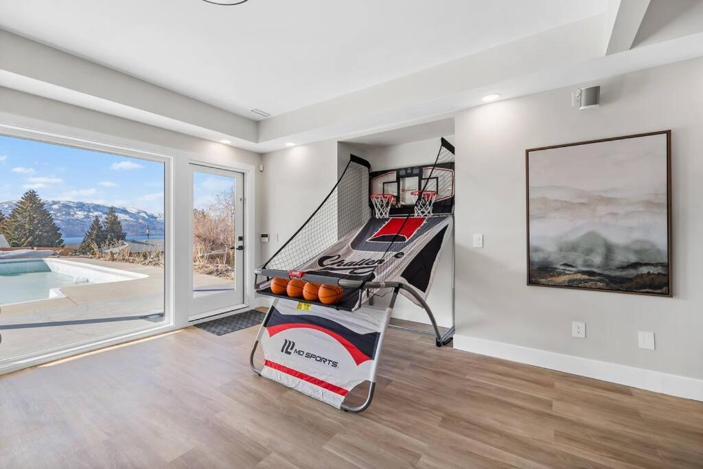Luxurious 5 Bedroom House With Pool & Sauna West Kelowna Exterior foto