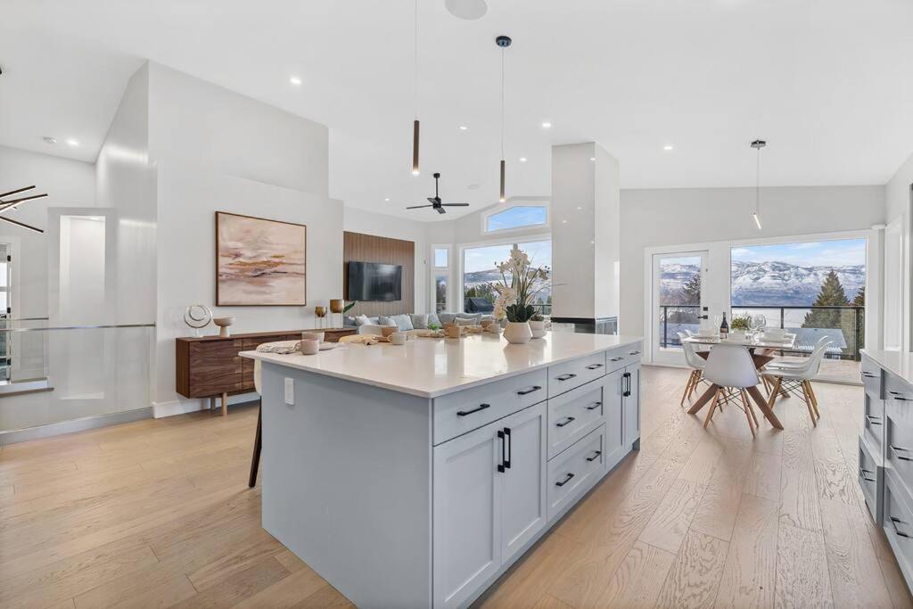 Luxurious 5 Bedroom House With Pool & Sauna West Kelowna Exterior foto